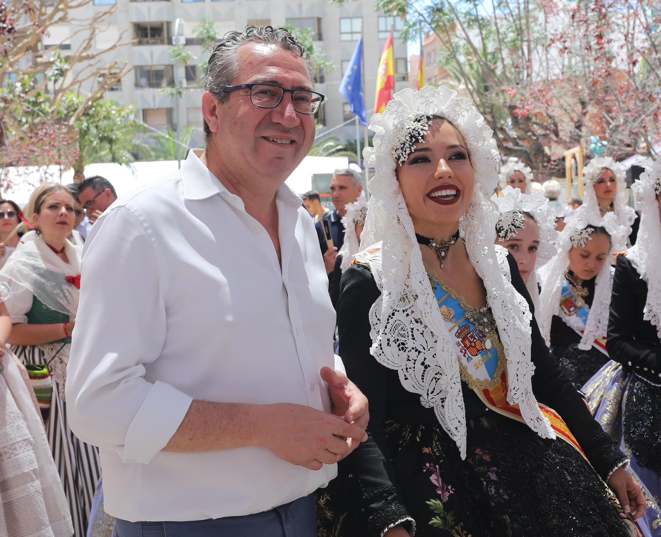 El presidente de la Diputación, Toni Pérez, junto a la Bellea del Foc 2024, Alba Muñoz
