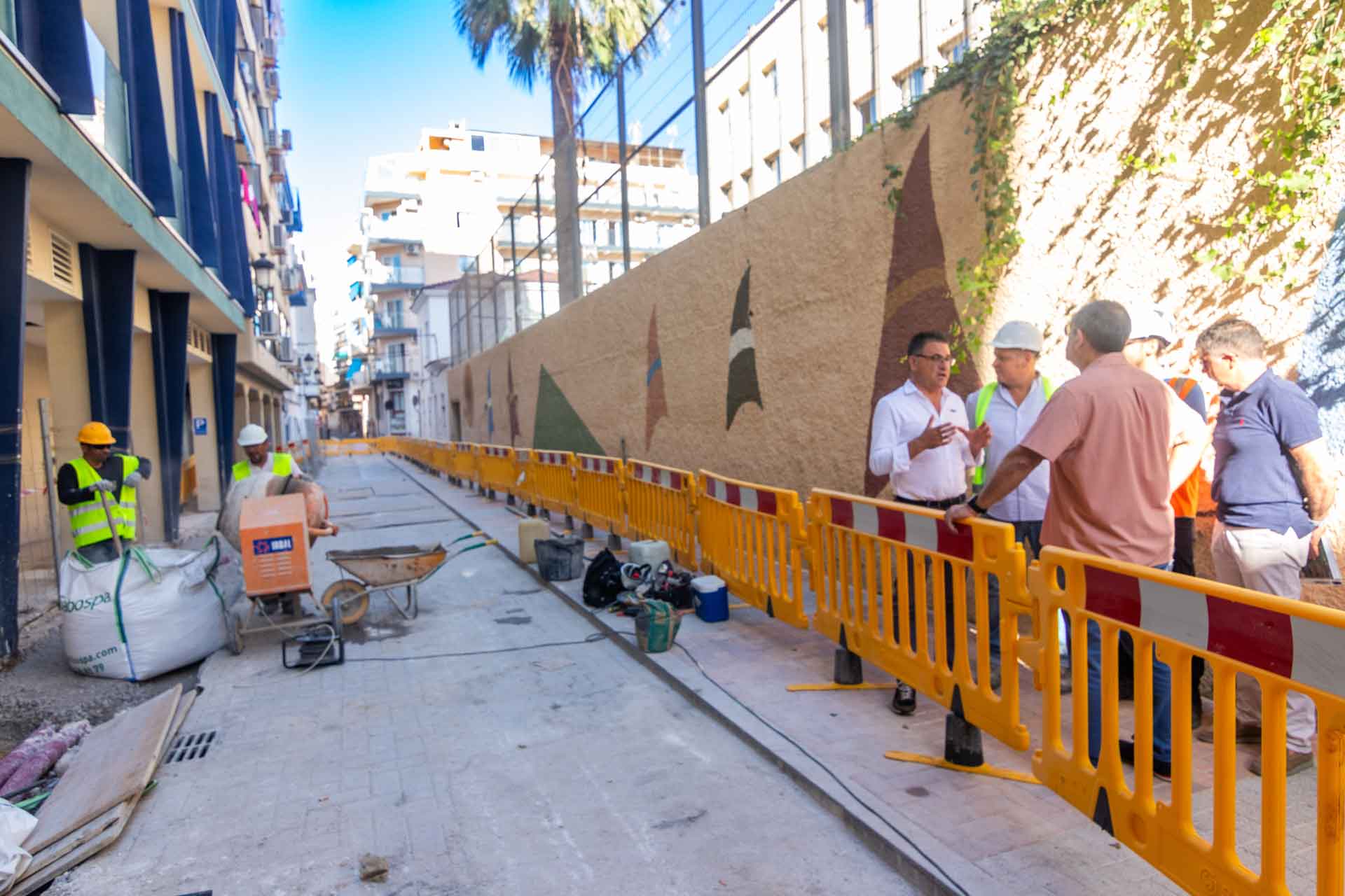 Obras de renovación de agua potable y alcantarillado en la calle Pérez Martorell de Benidorm