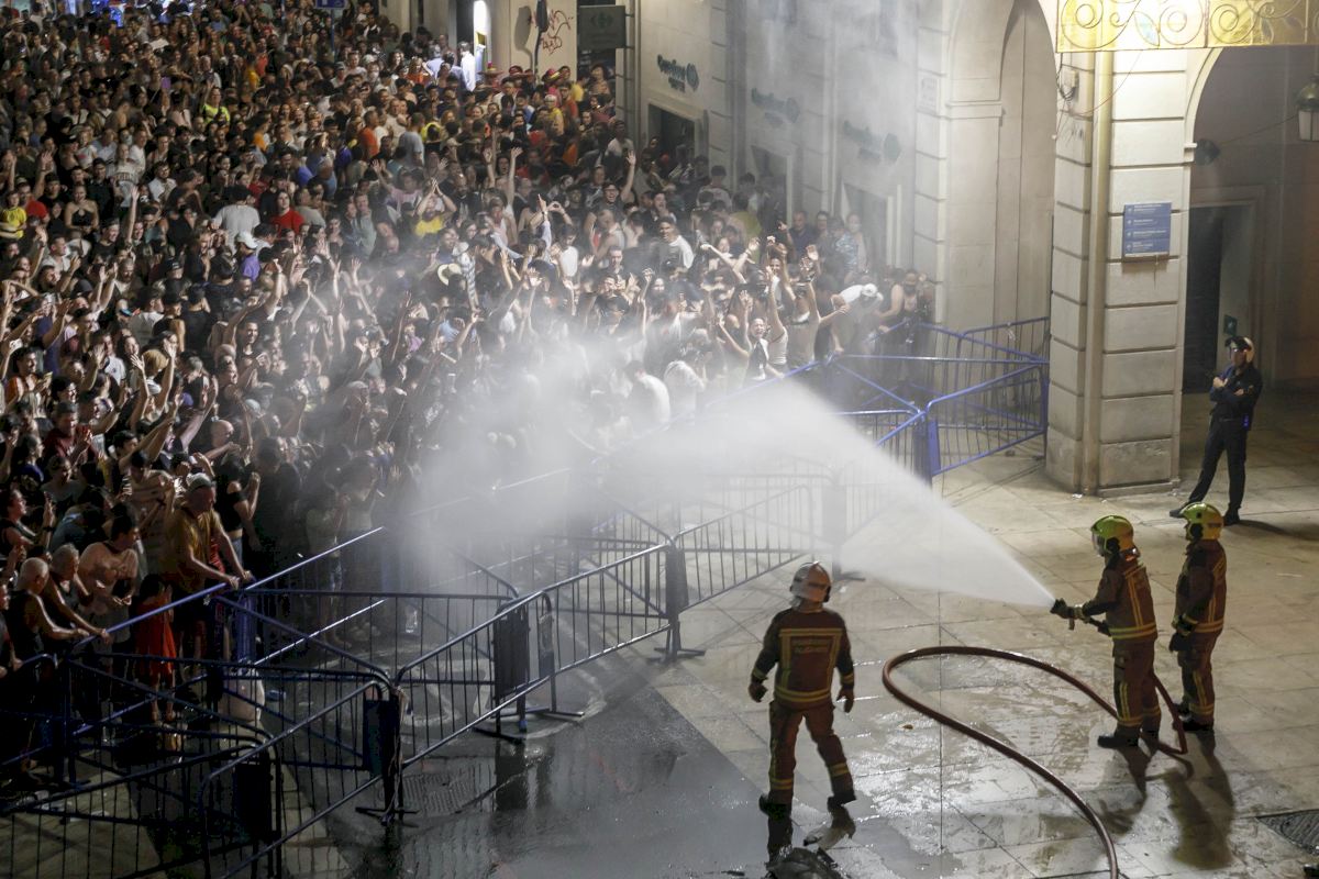 Bomberos durante la Nit de la Cremà de Alicante