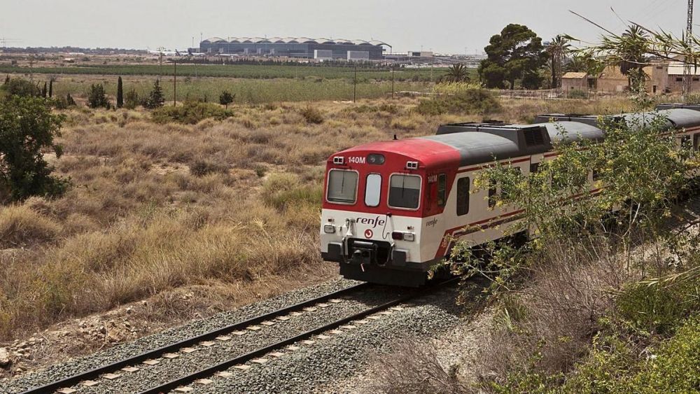 Tren de Cercanías de Alicante cerca del aeropuerto