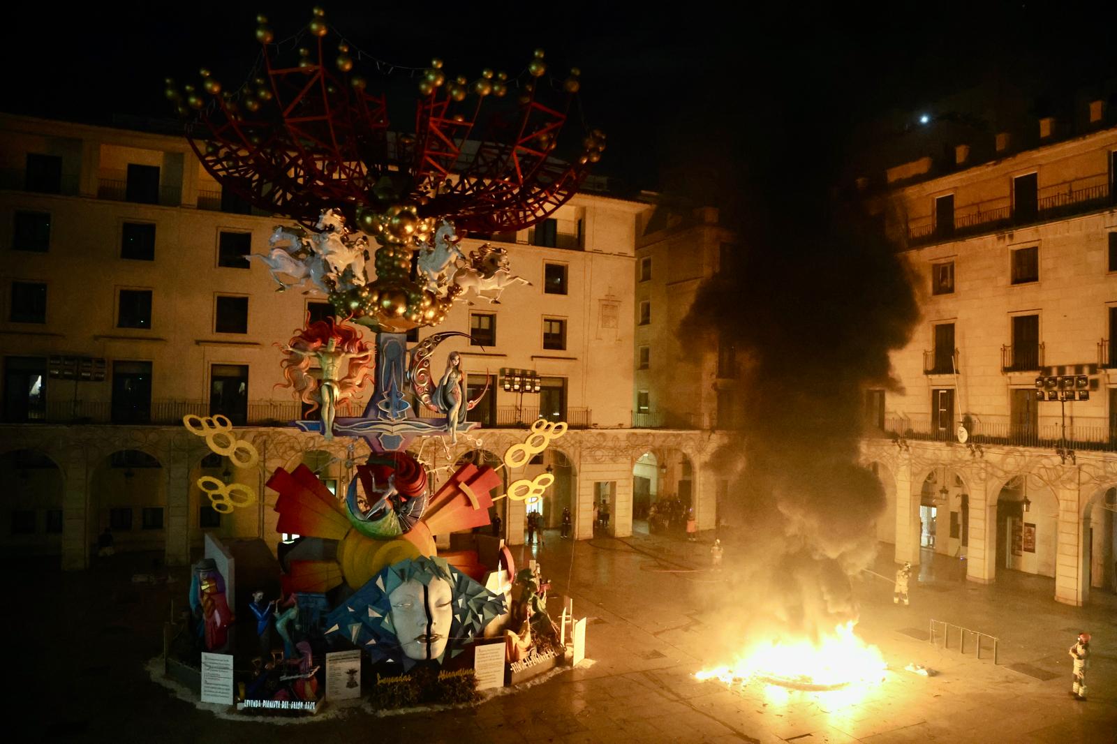 Cremà en la plaza del Ayuntamiento