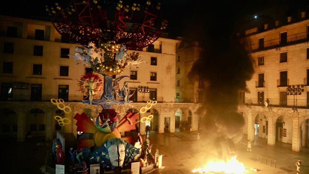 Cremà en la plaza del Ayuntamiento