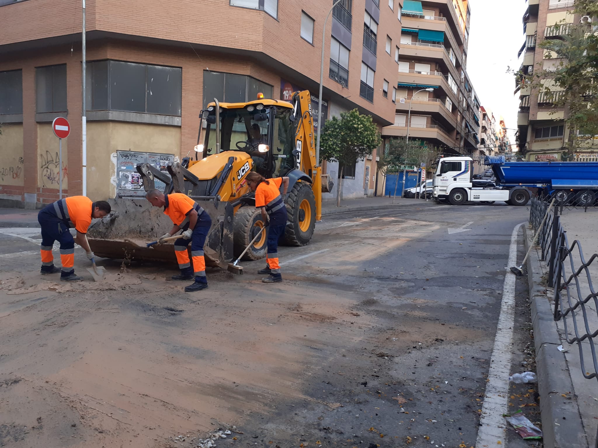 Operarios durante el dispositivo de limpieza por la Cremà