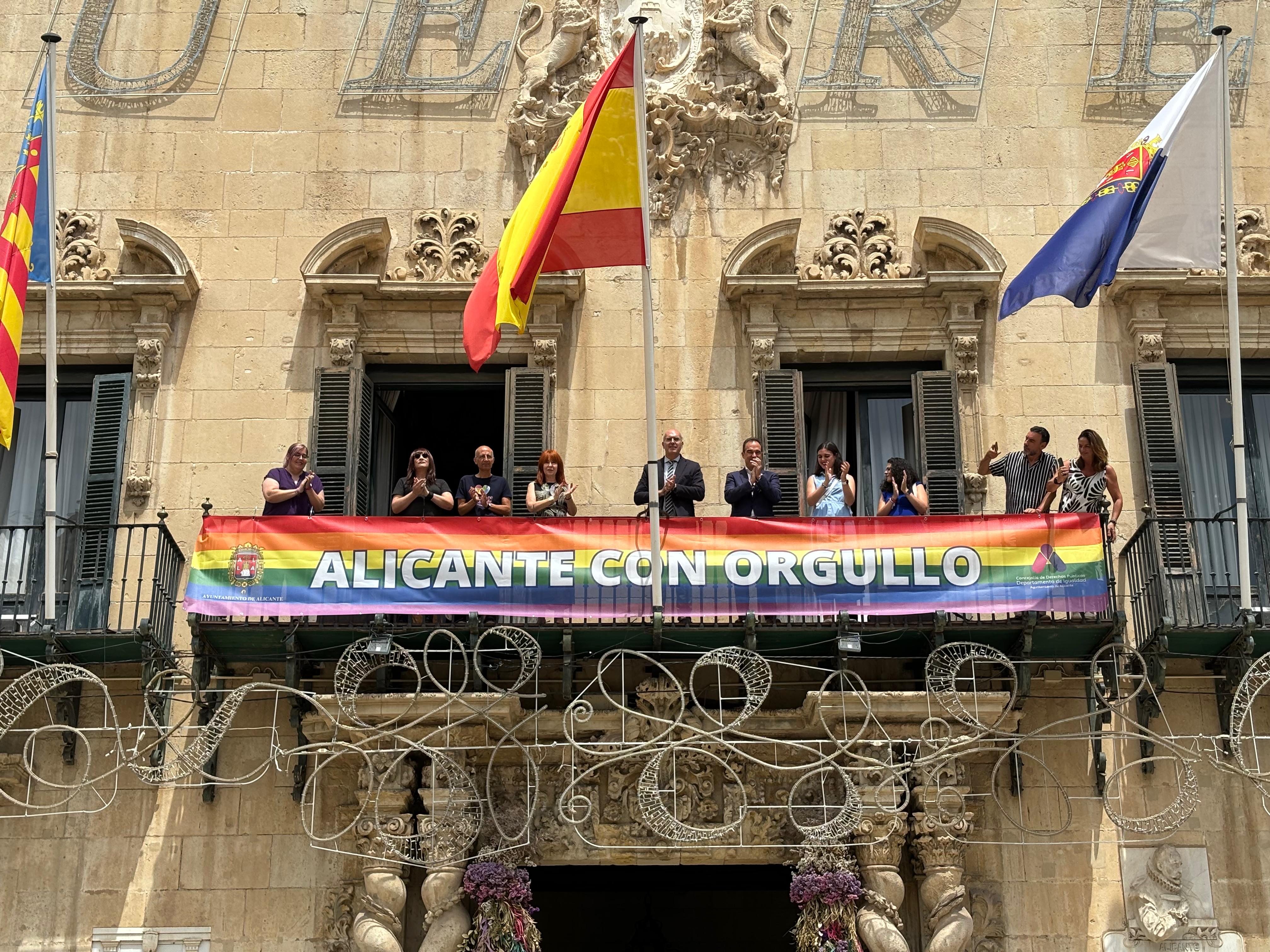 Pancarta amb la bandera de l'Arc de Sant Martí instal·lada en l'Ajuntament d'Alacant pel Dia de l'Orgull LGTBI+