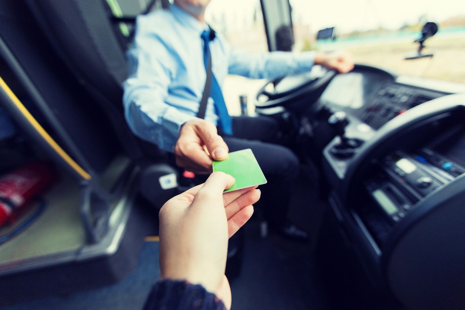 Un usuari accedix a l'autobús d'Alcoi