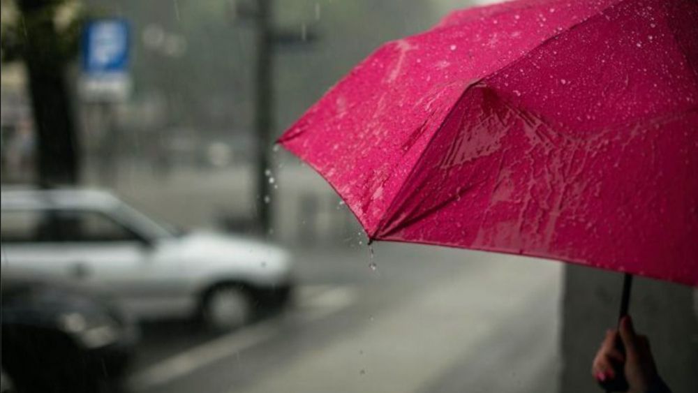 Una persona sostiene un paraguas bajo la lluvia