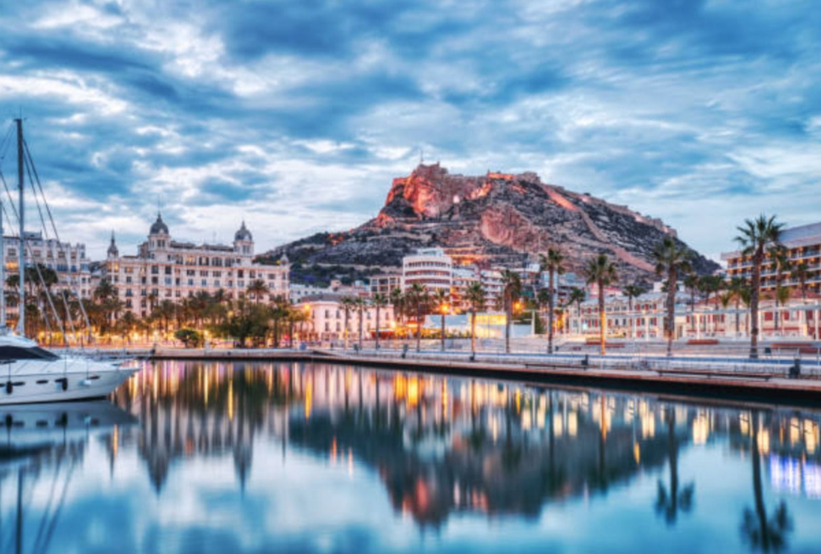 El castillo de Santa Bárbara desde el Puerto de Alicante