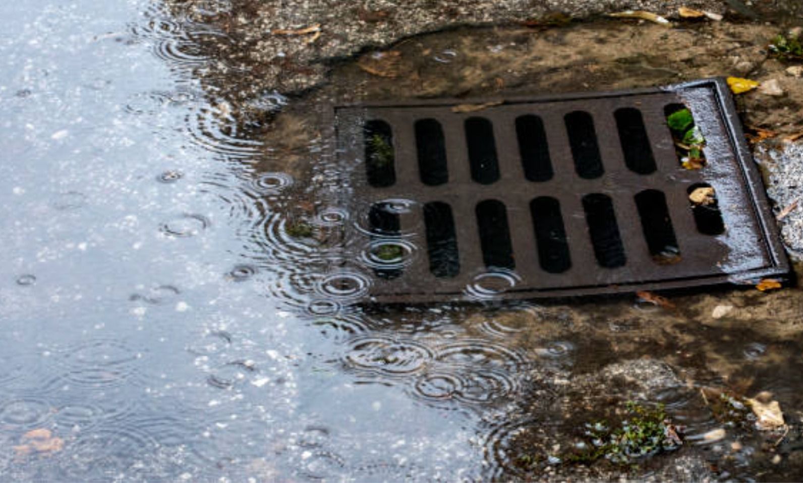 Una alcantarilla en un día de lluvia en la ciudad de Alicante