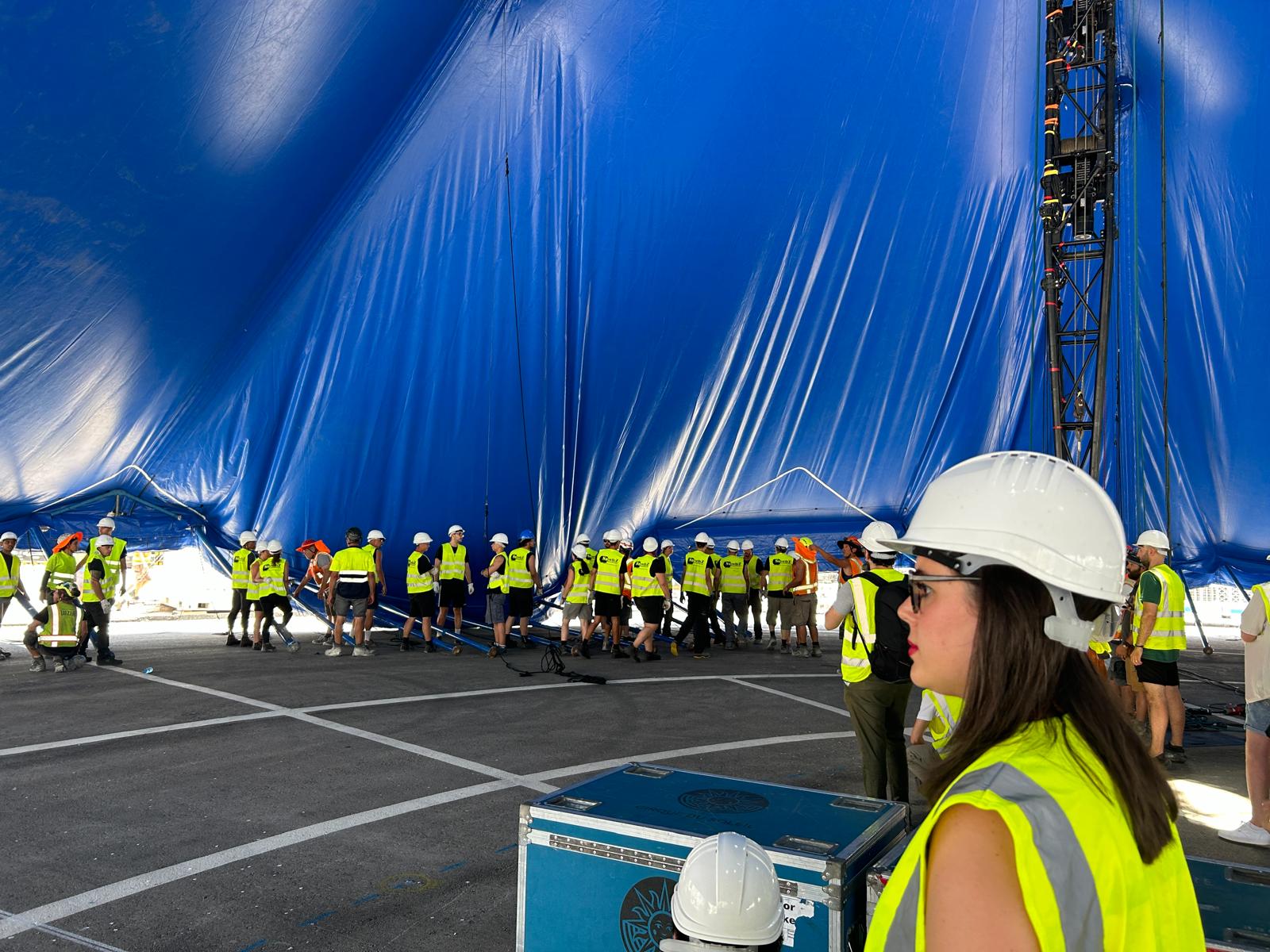 La regidora de Cultura observa els treballs de muntatge de la carpa del Cirque du Soleil