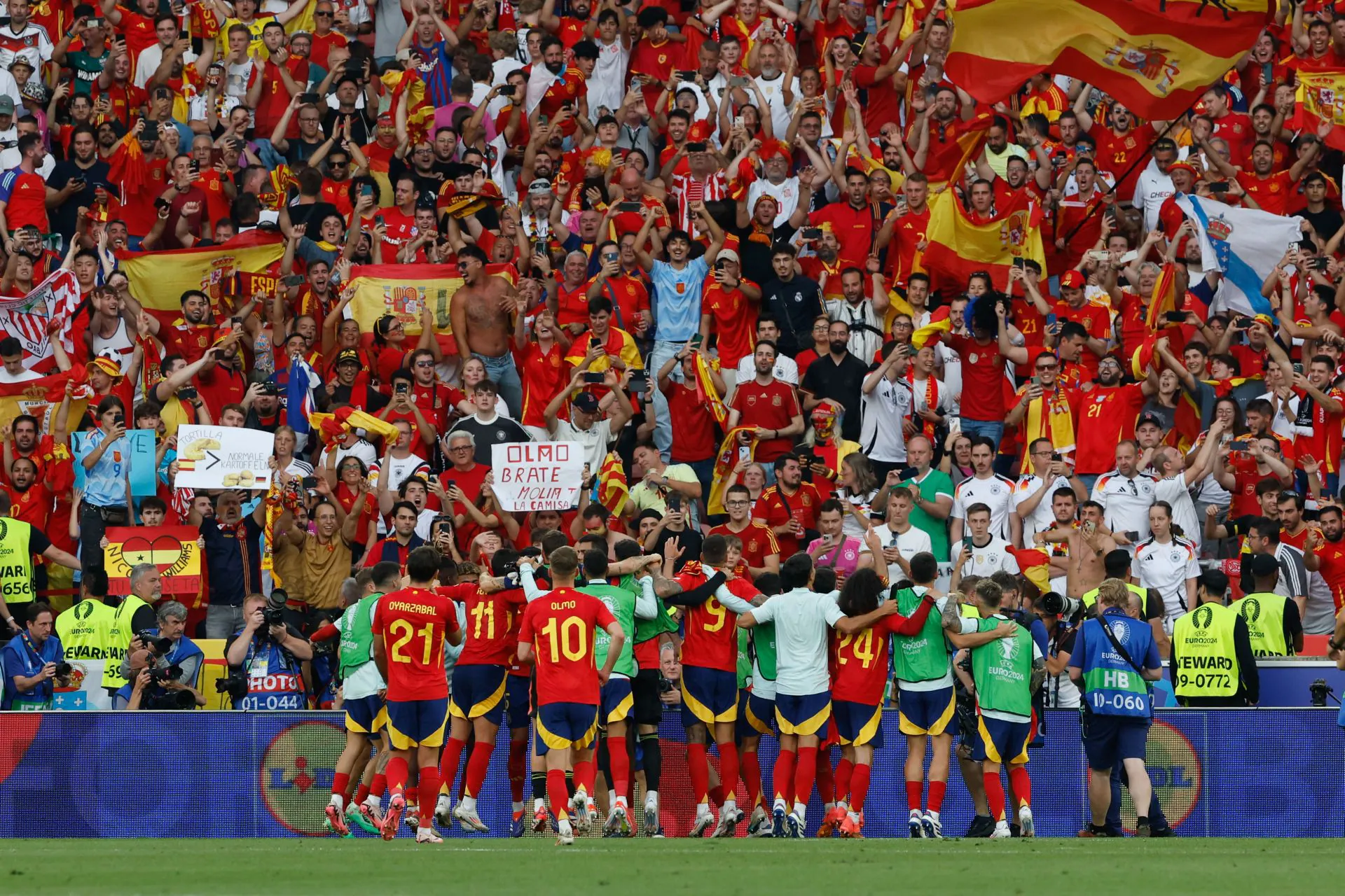 La selecció espanyola celebra la classificació a la final de l'Eurocopa