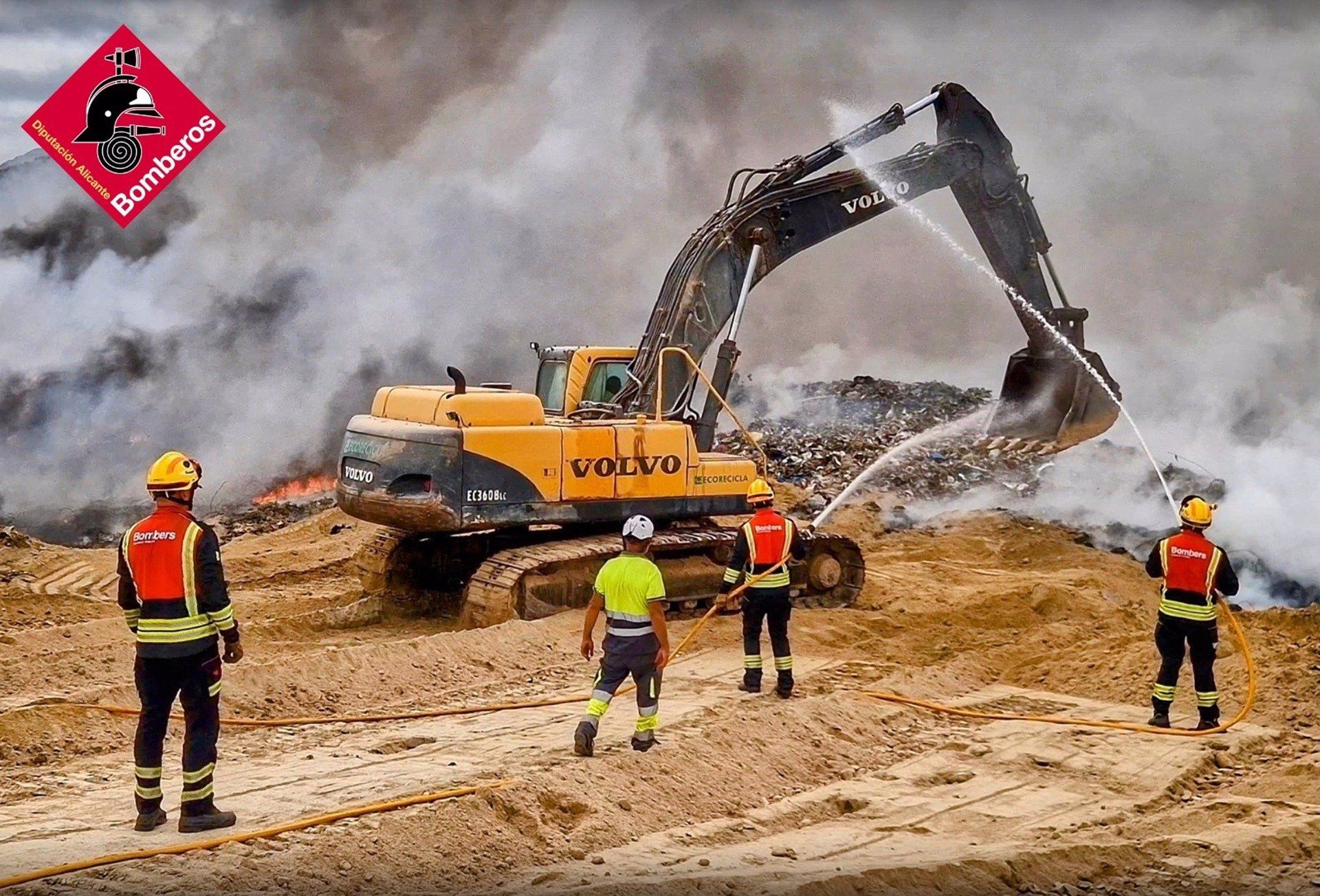 Los bomberos realizan labores de extinción en Xixona