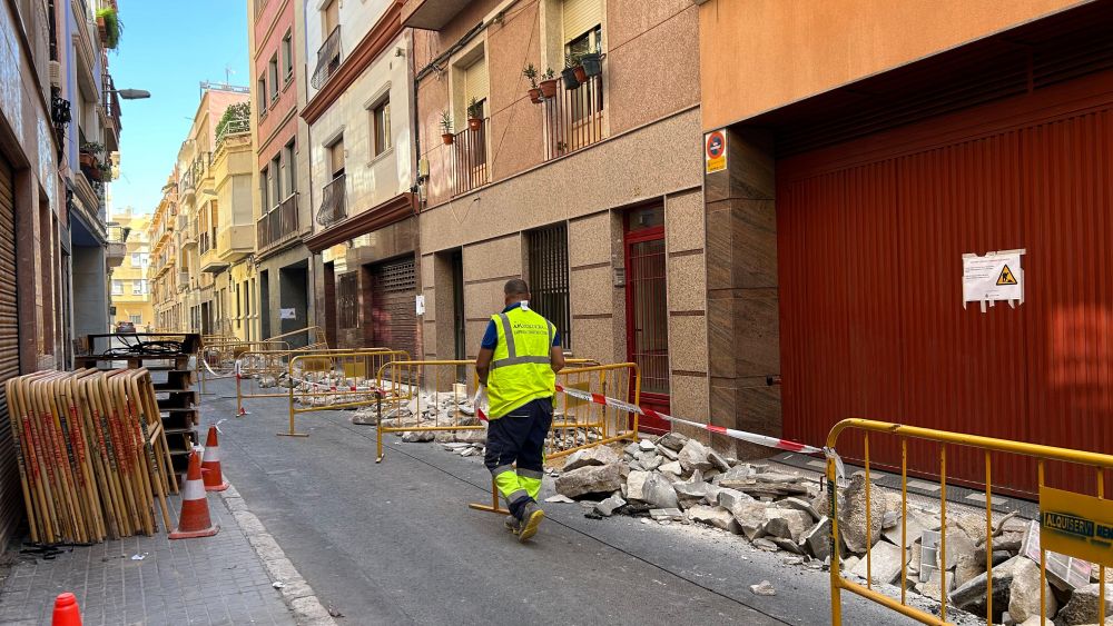 Un operario trabaja en la calle Nou de San Antoni