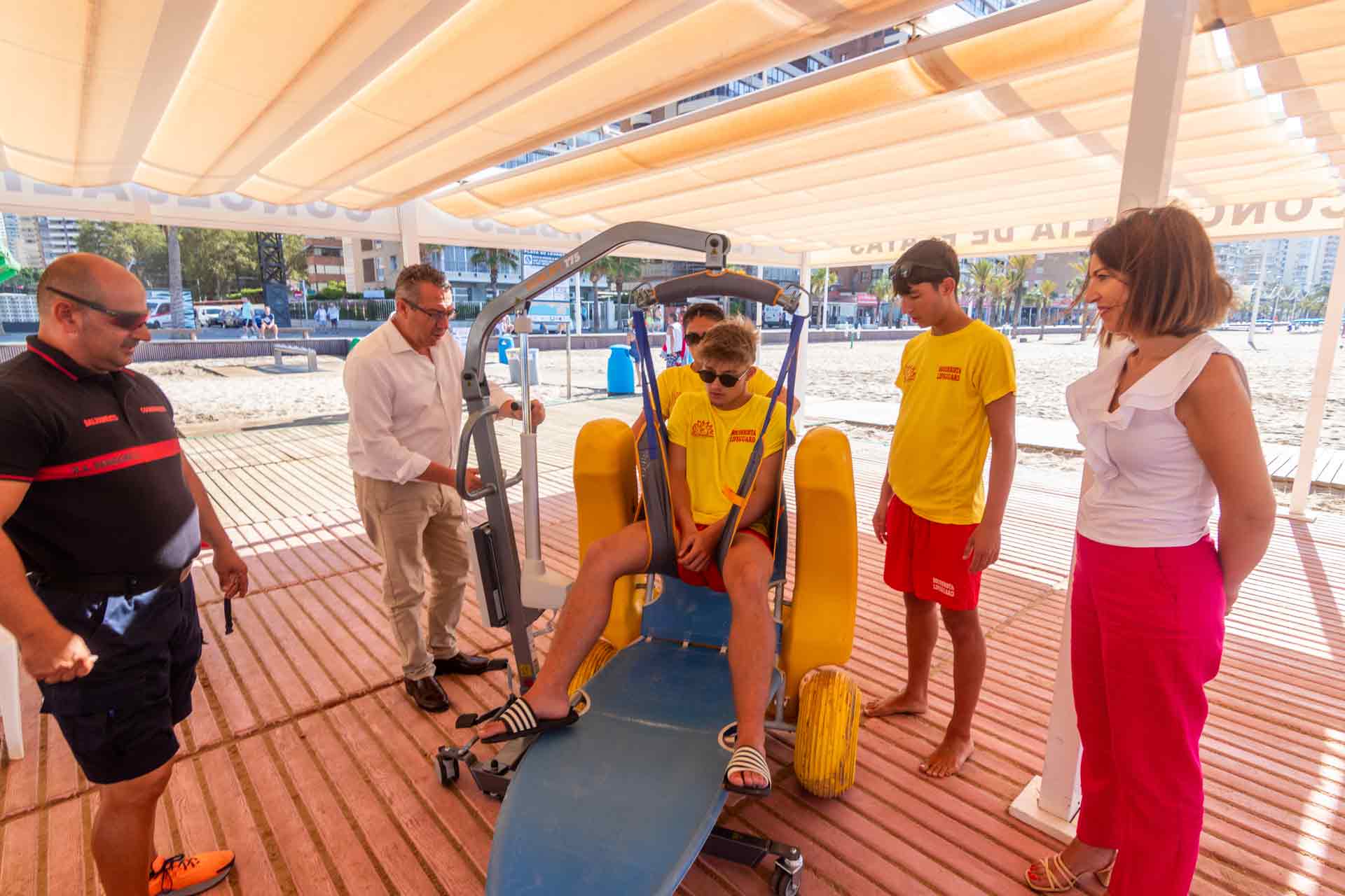 Grua per a persones amb mobilitat reduïda a les platges accessibles de Benidorm