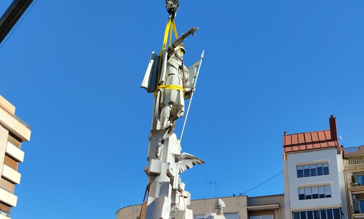 Monumento a San Jordi durante su retirada