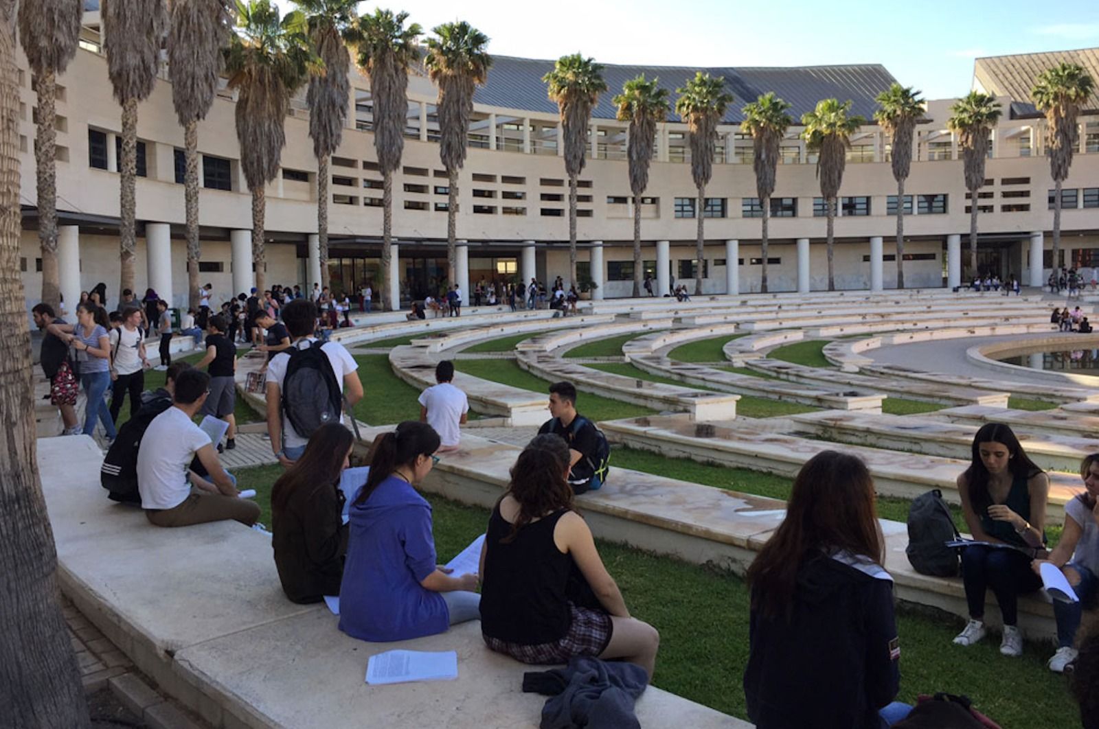 Estudiants en l'exterior de l'Aulari I en la Universitat d'Alacant