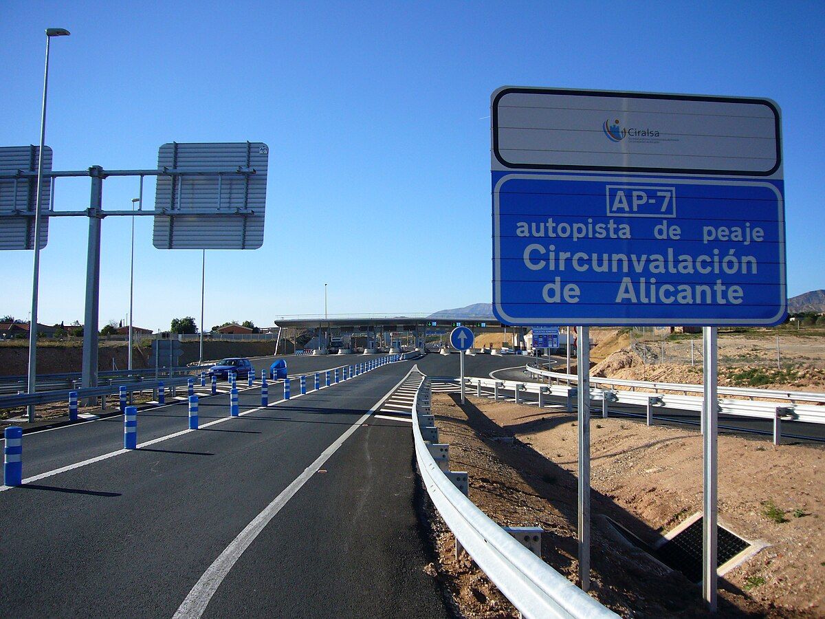 Autopista AP7 de Alicante a su paso por el peaje de San Vicente
