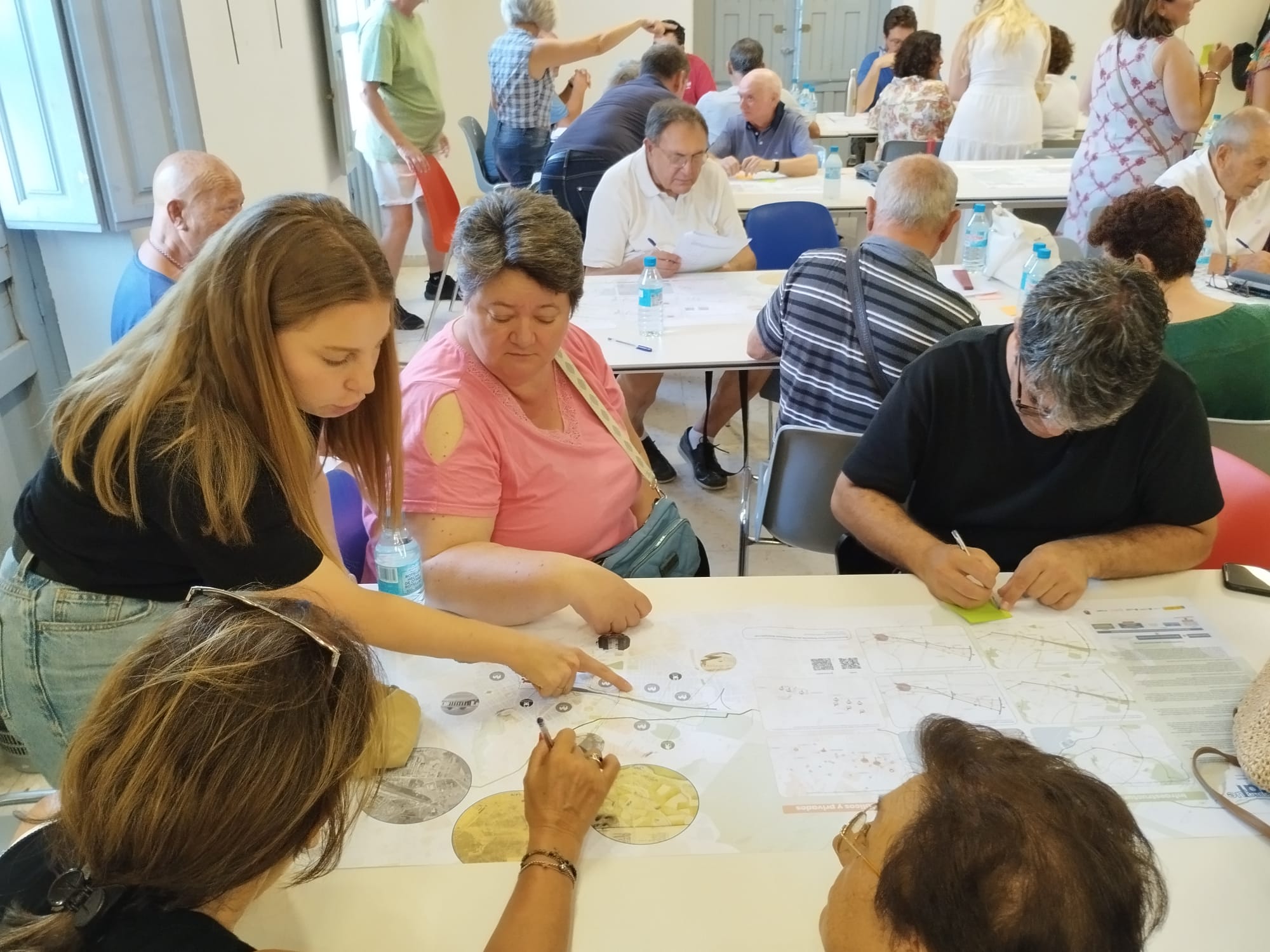 La regidora d'Urbanisme, Rocío Gómez, atén els veïns en l'acte sobre el Parc Central