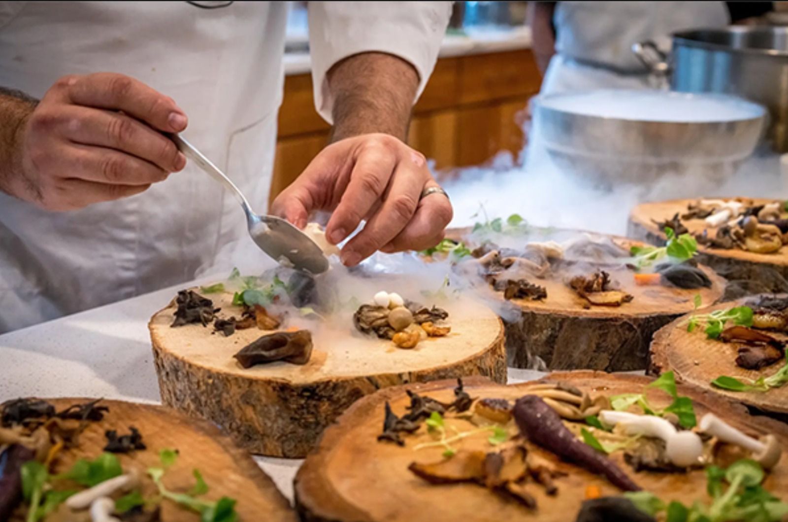 Un chef prepara una de sus propuestas culinarias