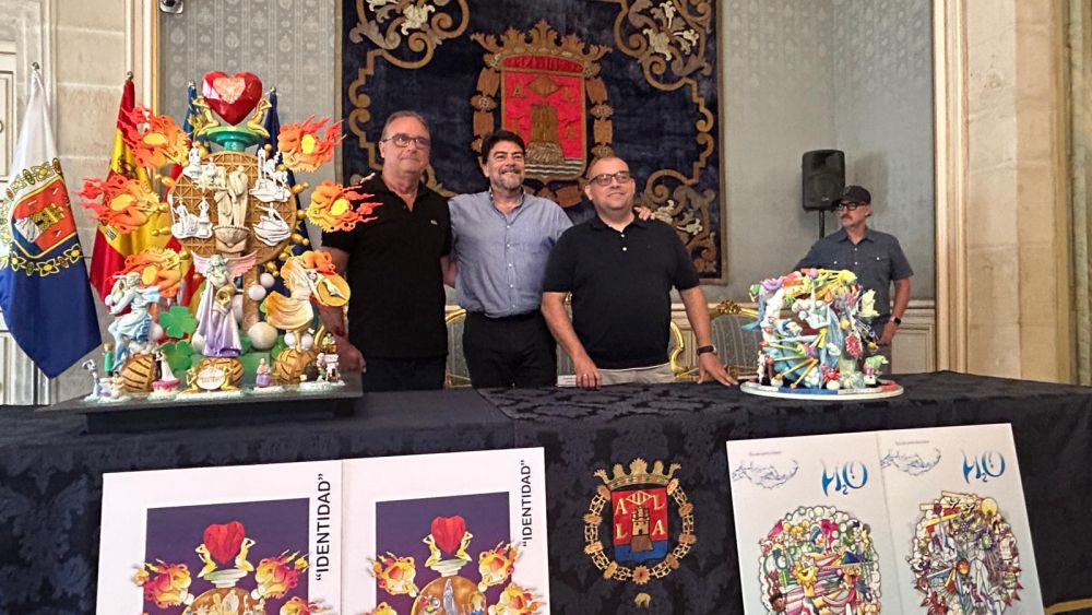 Los artistas y el alcalde posan junto a las maquetas de las Hogueras Oficiales de 2025 