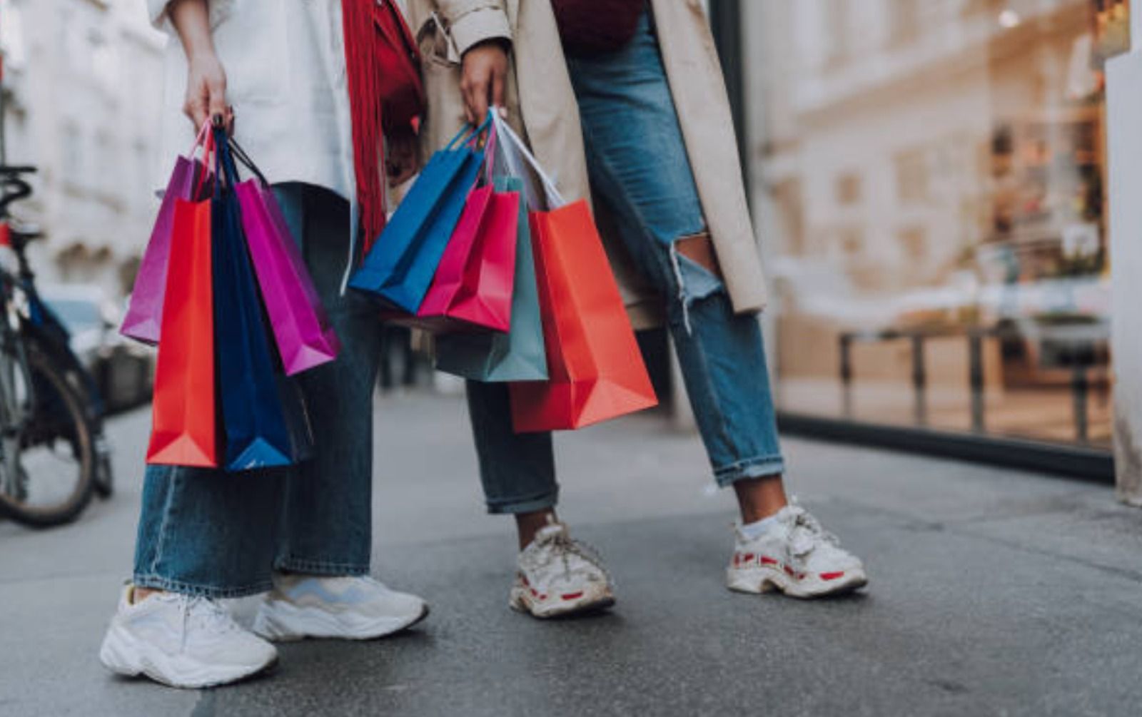 Dos personas de compras