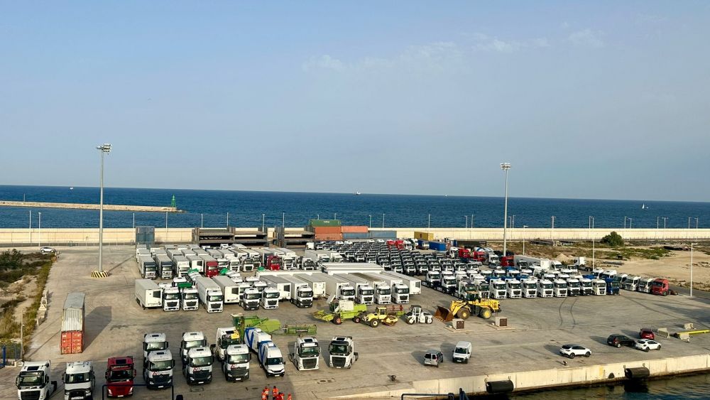 Diferentes camiones en el muelle 19 del Puerto de Alicante