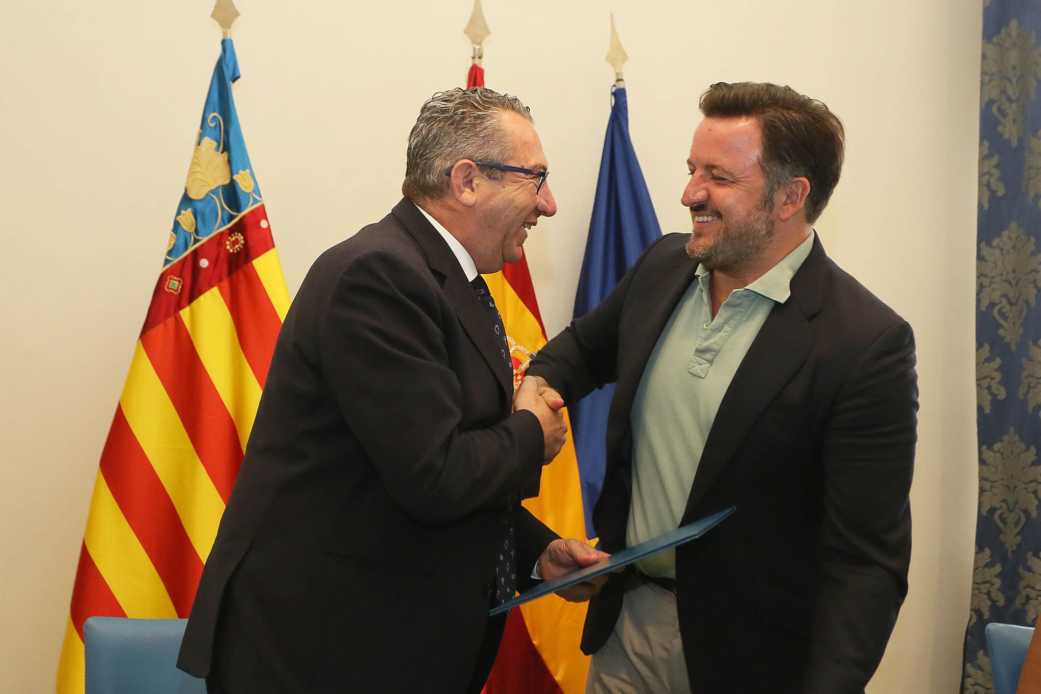 Toni Pérez i Pablo Ruz firmen l'acord per a la cessió de la planta baixa de la nova seu de la Diputació a Elx