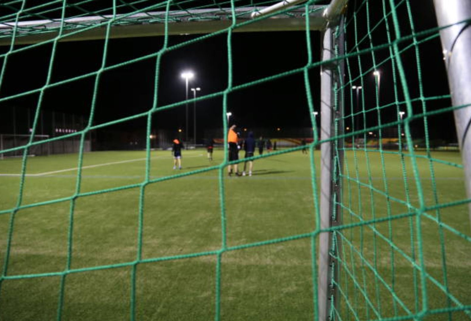 Diverses persones juguen un partit de fútbol