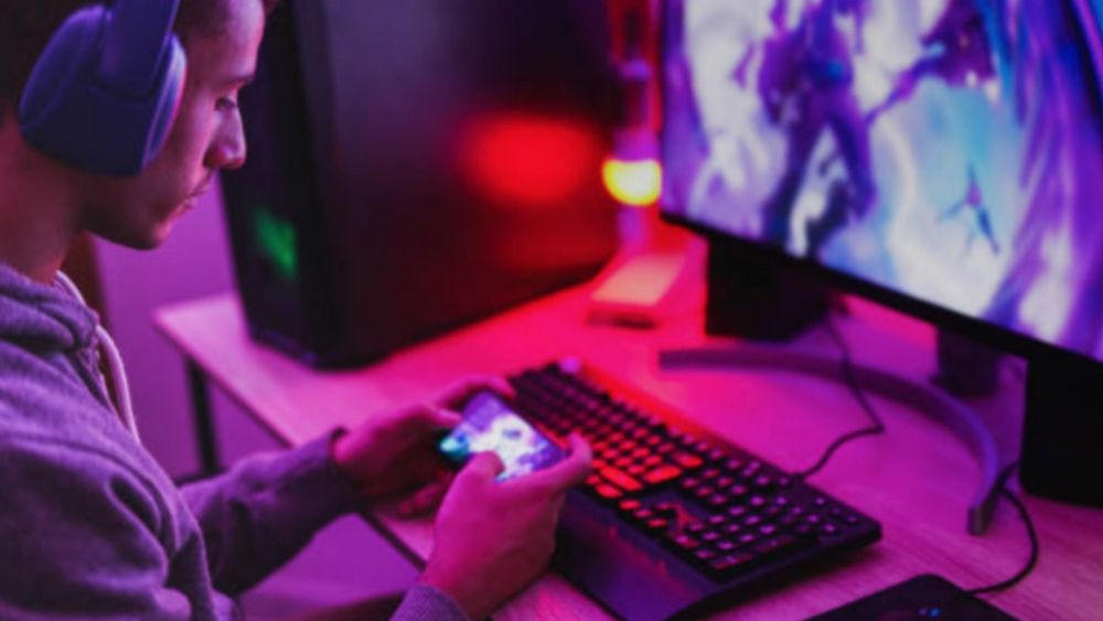 Un joven juega a videojuegos