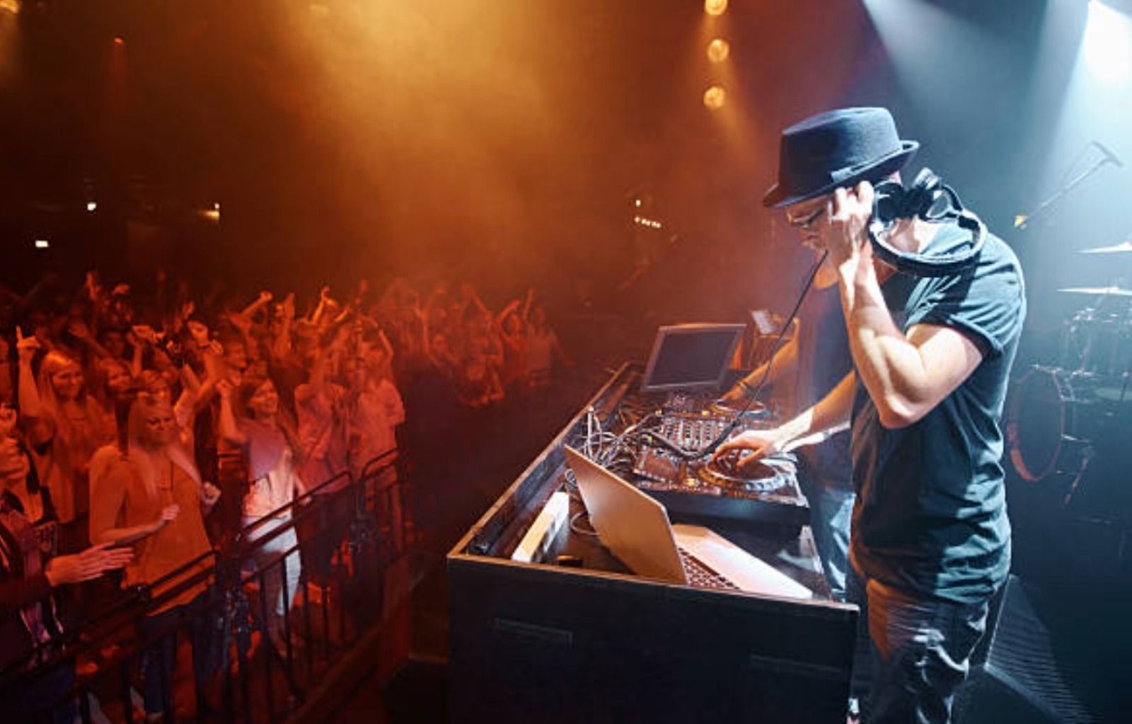 Un grup de persones gaudix d'una festa amb DJ
