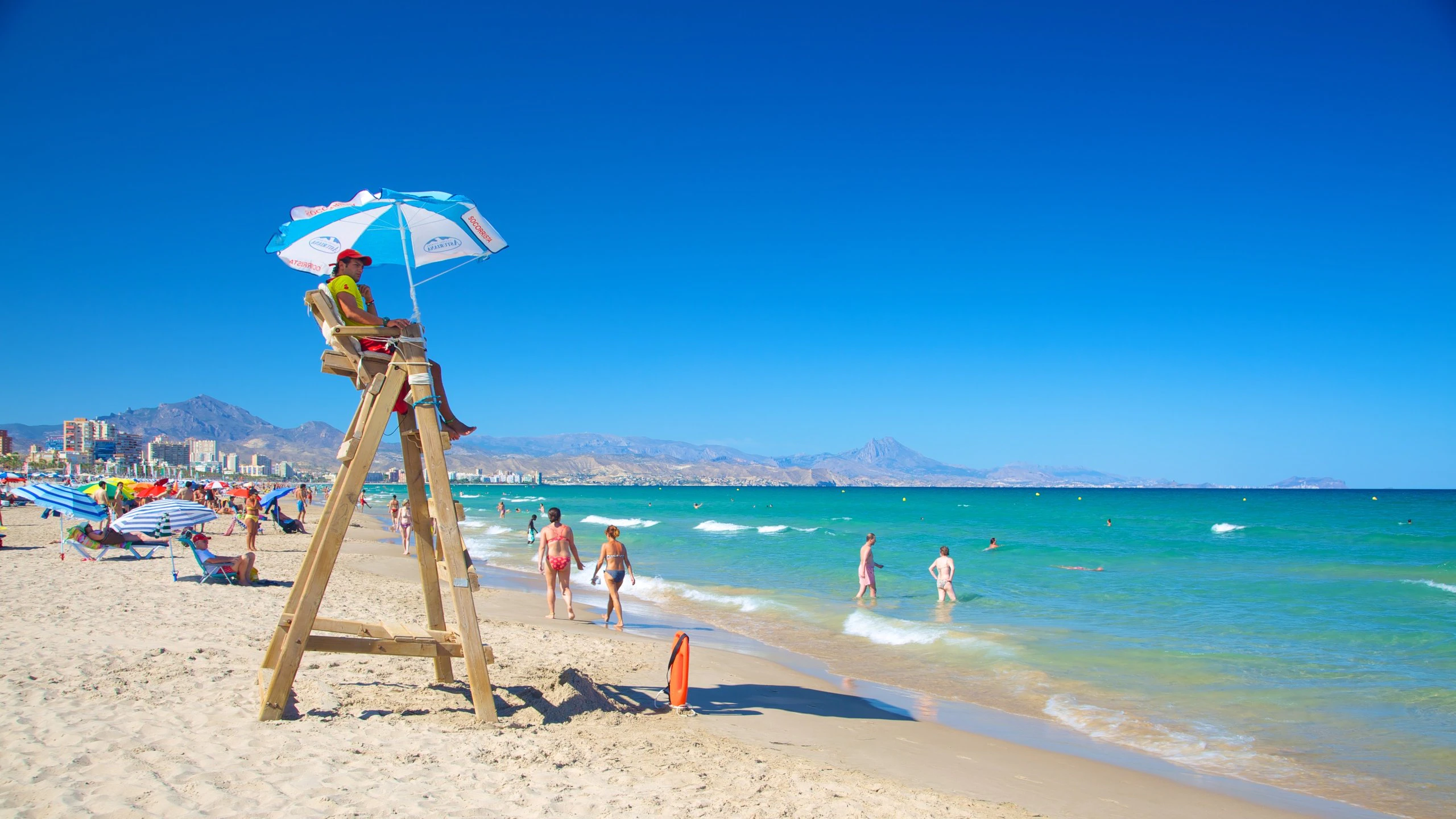 Un socorrista a la platja de Sant Joan