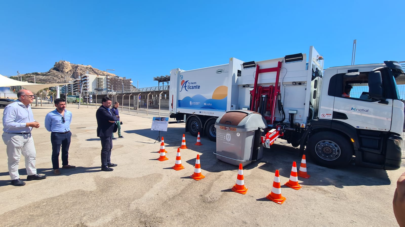 Nuevo camión de la flota de limpieza de Alicante