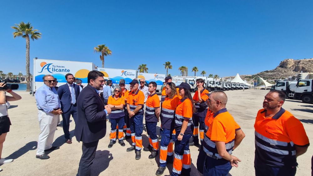 Presentació dels nous vehicles i maquinària de neteja, recollida de residus i aigualeig d'Alacant