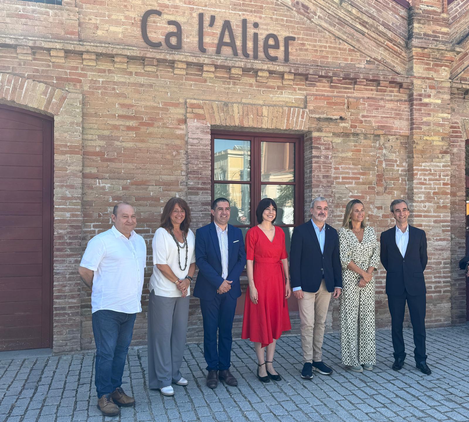 La ministra de Ciència al costat dels alcaldes de Barcelona i Alcoi i la resta de participants en la taula redona
