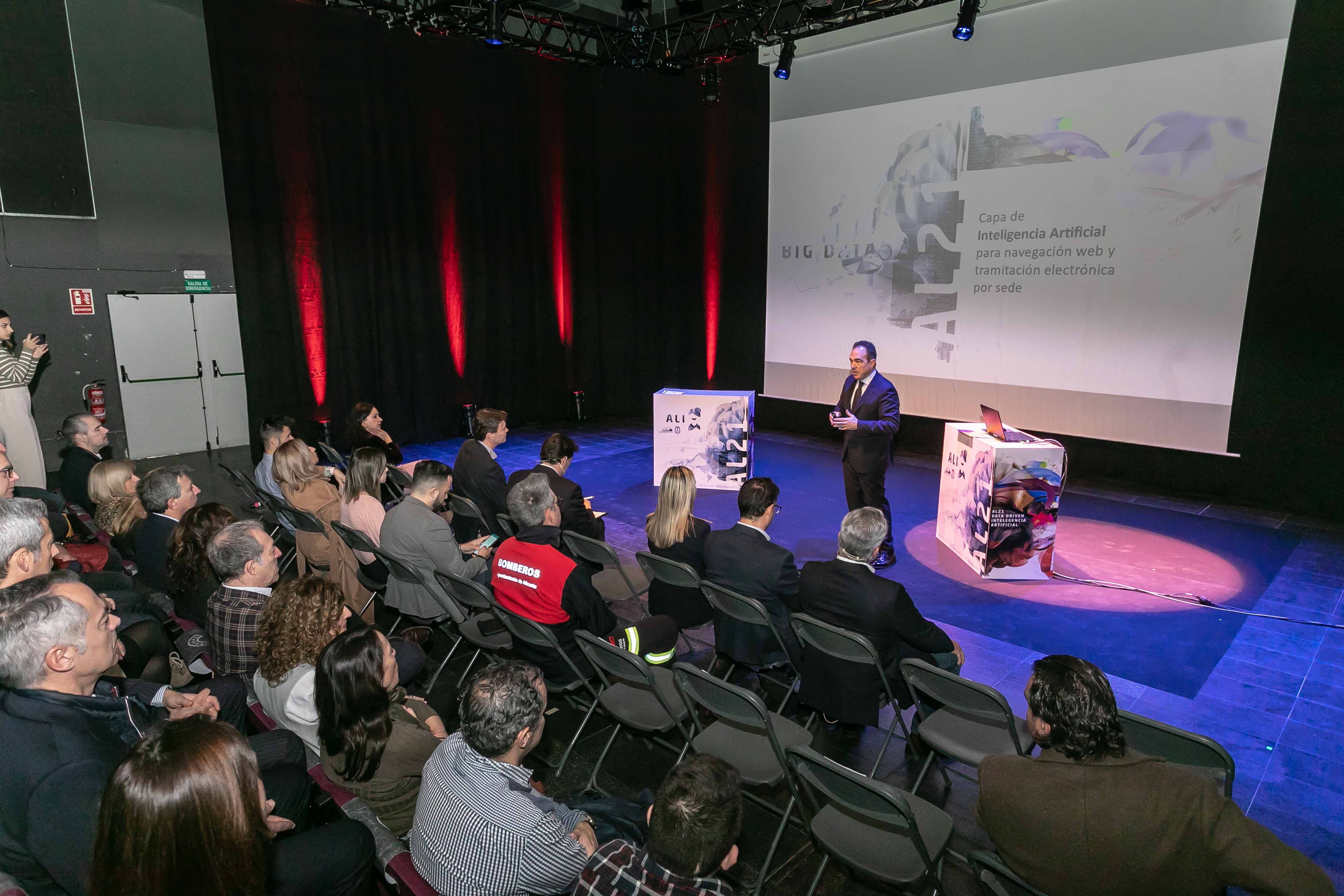 Antonio Peral en una conferència sobre l'assistent virtual ALI