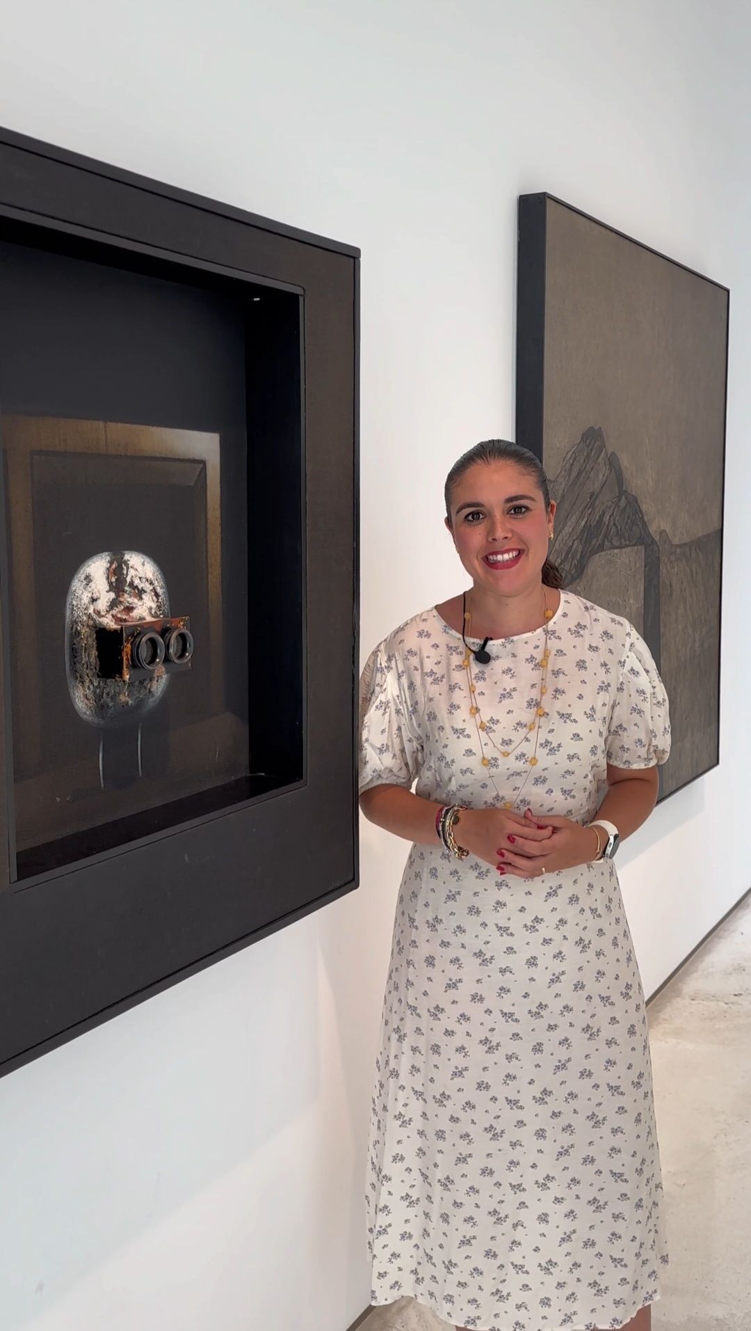 Nayma Beldjilali ante una de las obras de Juana Francés en el MACA (1)