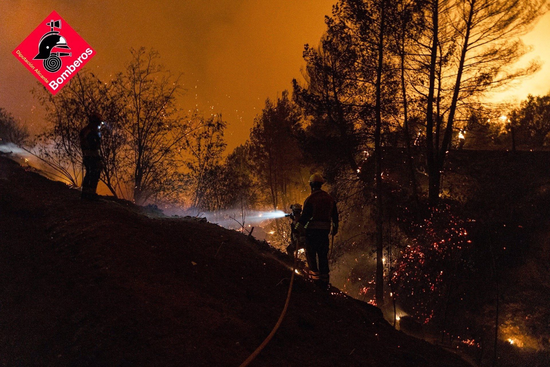 Tasques d'extinció de l'incendi de Benasua. Consorci Provincial de Bombers d'Alacant.