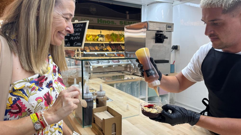 La concejala de Mercados, Lidia López, visita uno de los nuevos puestos en el Mercado Central