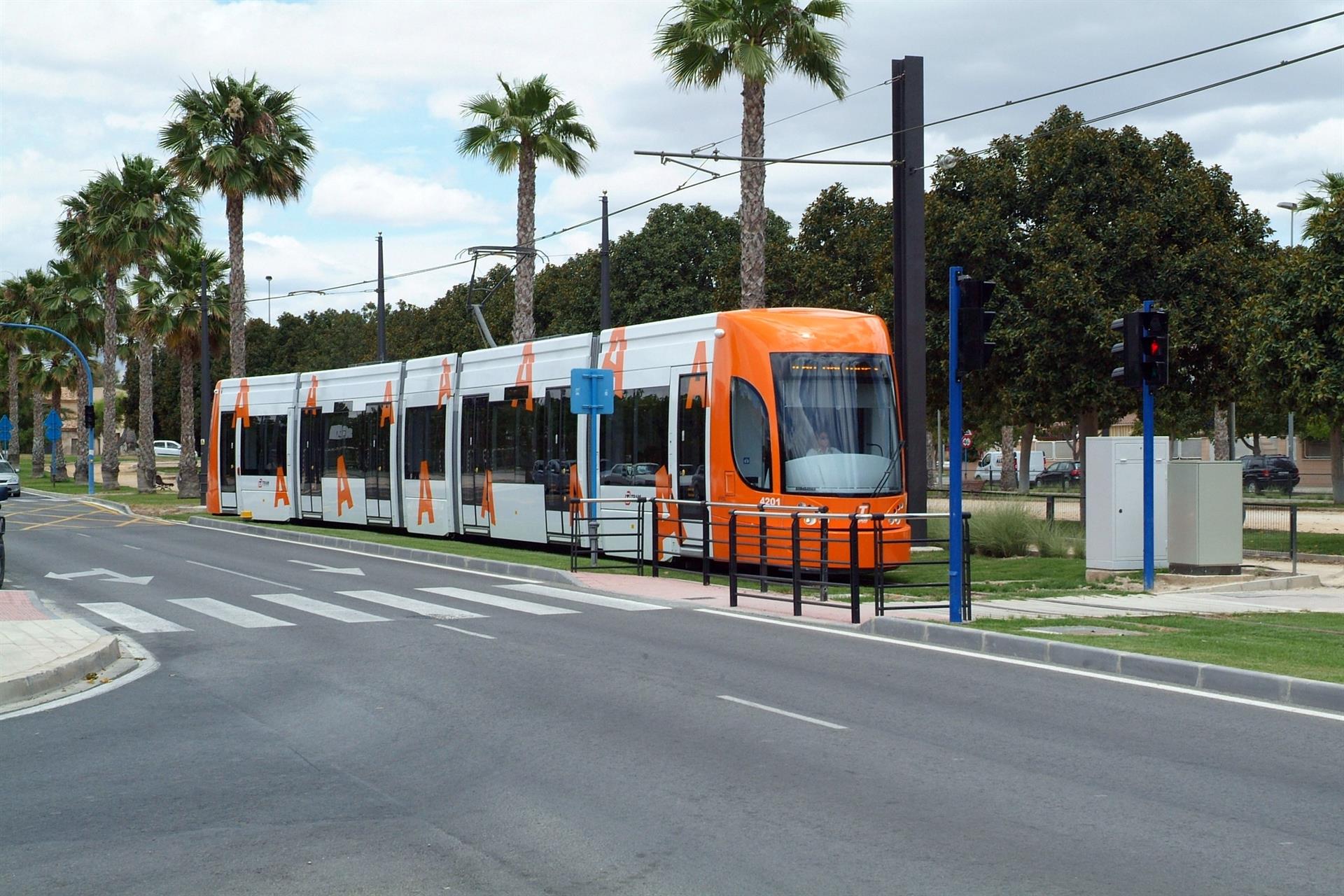Un convoy del TRAM de Alicante en circulación
