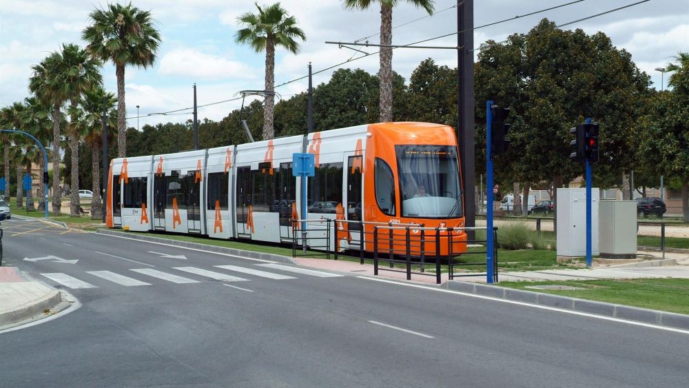 Un convoy del TRAM de Alicante en circulación