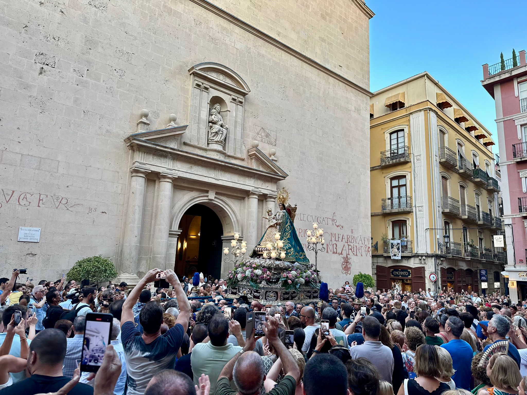 Celebración de la petalada y las 21 Salvas de Ordenanza de Alicante