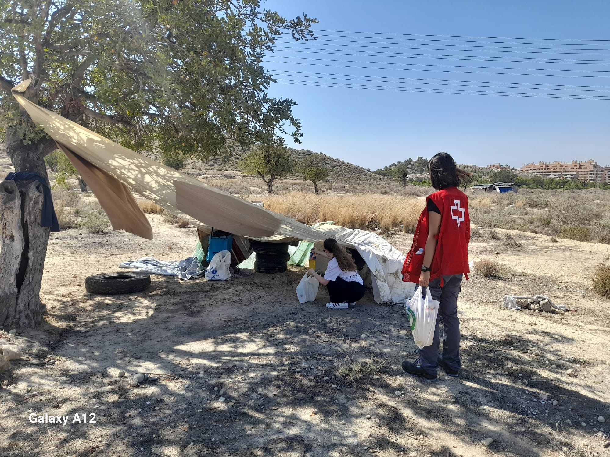 Cruz Roja Alicante atiende a una persona sin hogar durante la ola de calor