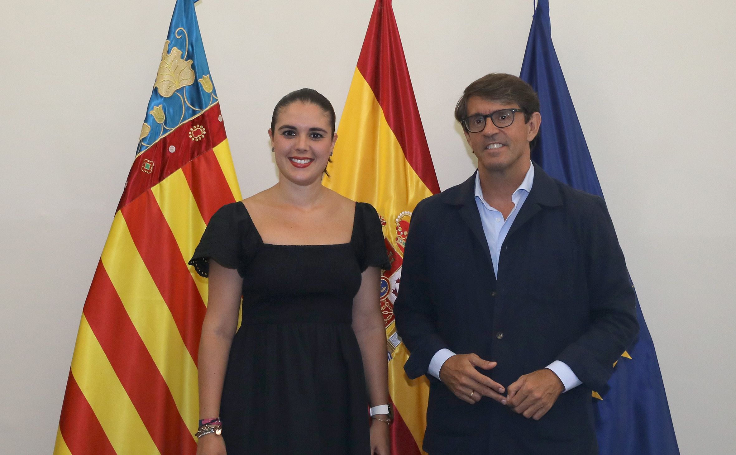 El diputado de Cultura y Educación, Juan de Dios Navarro, y la concejala de Cultura de Alicante, Nayma Beldjilali firman un acuerdo de colaboración