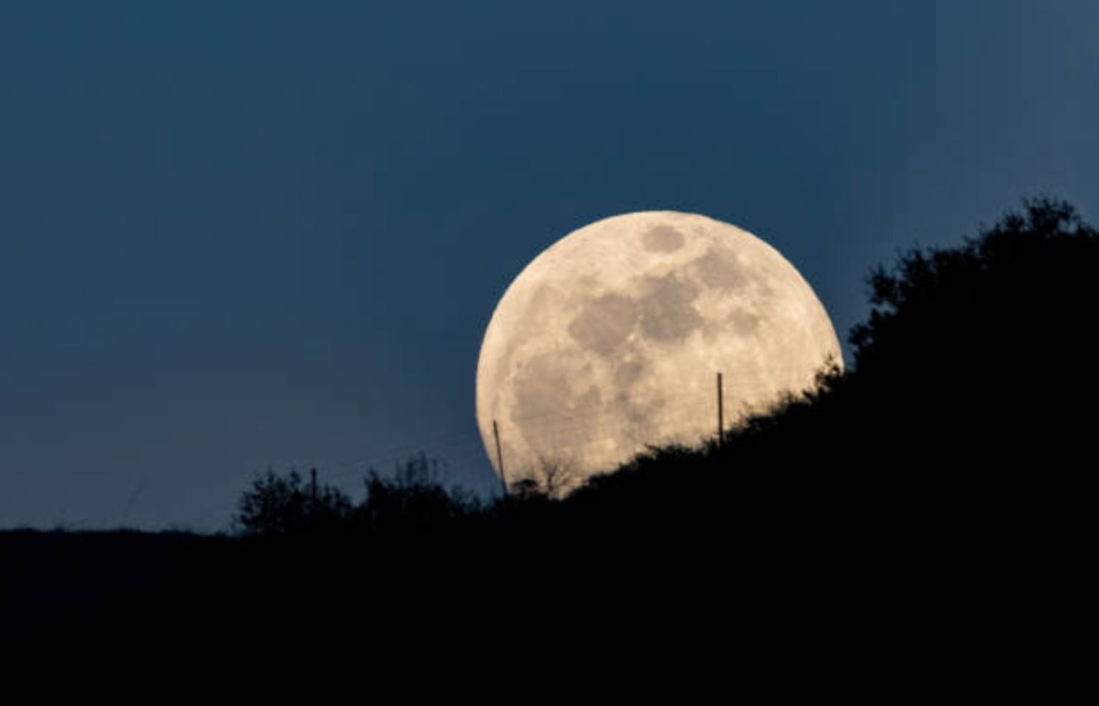 Imatge d'una Superluna en el cel
