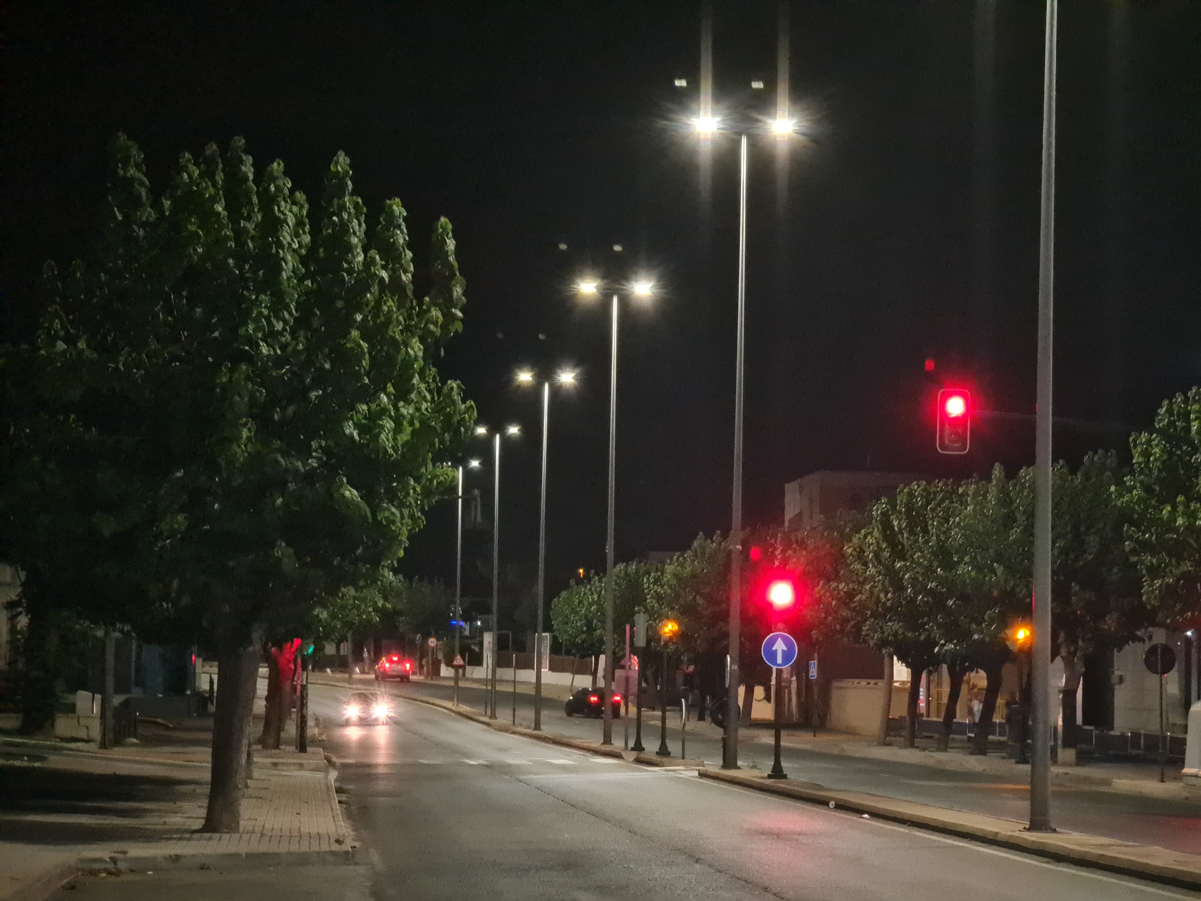 Enllumenat en l'avinguda del Mediterráneo d'Elda