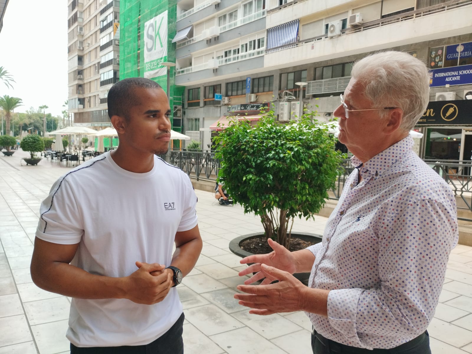 El concejal Julio Calero felicita a Felipe David Souza