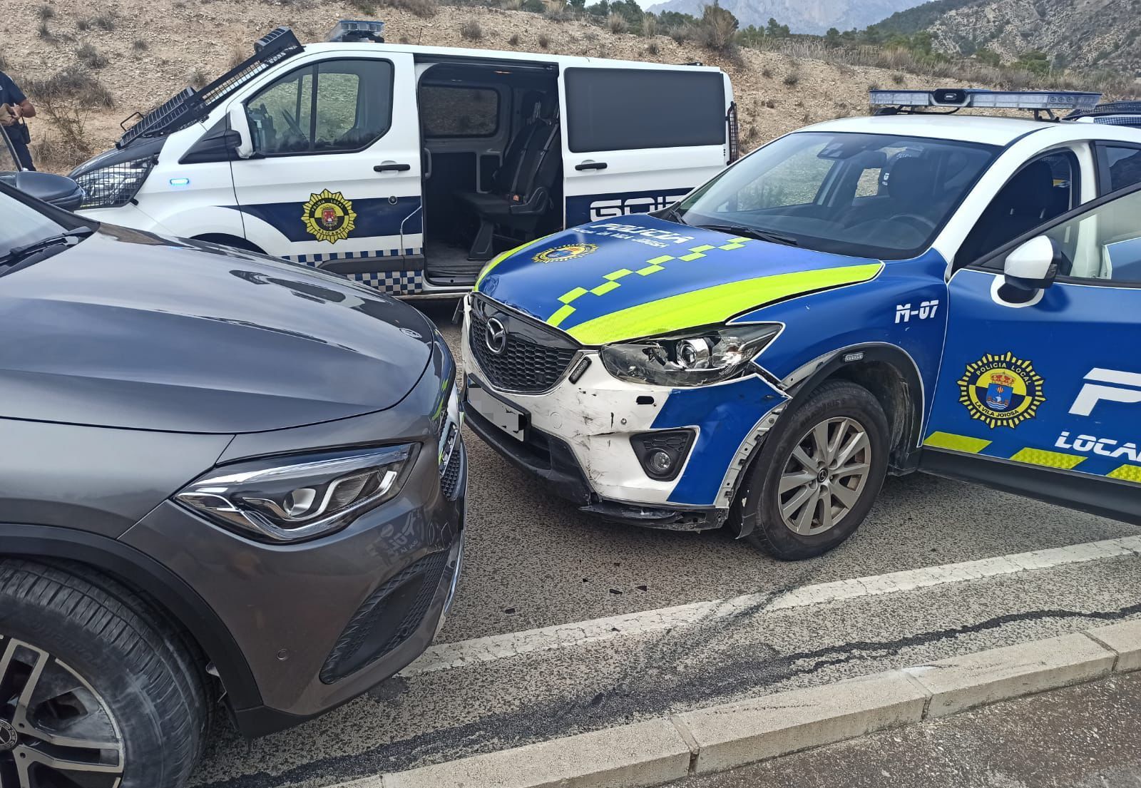 Vehicles de la policia detenen el cotxe dels sospitosos
