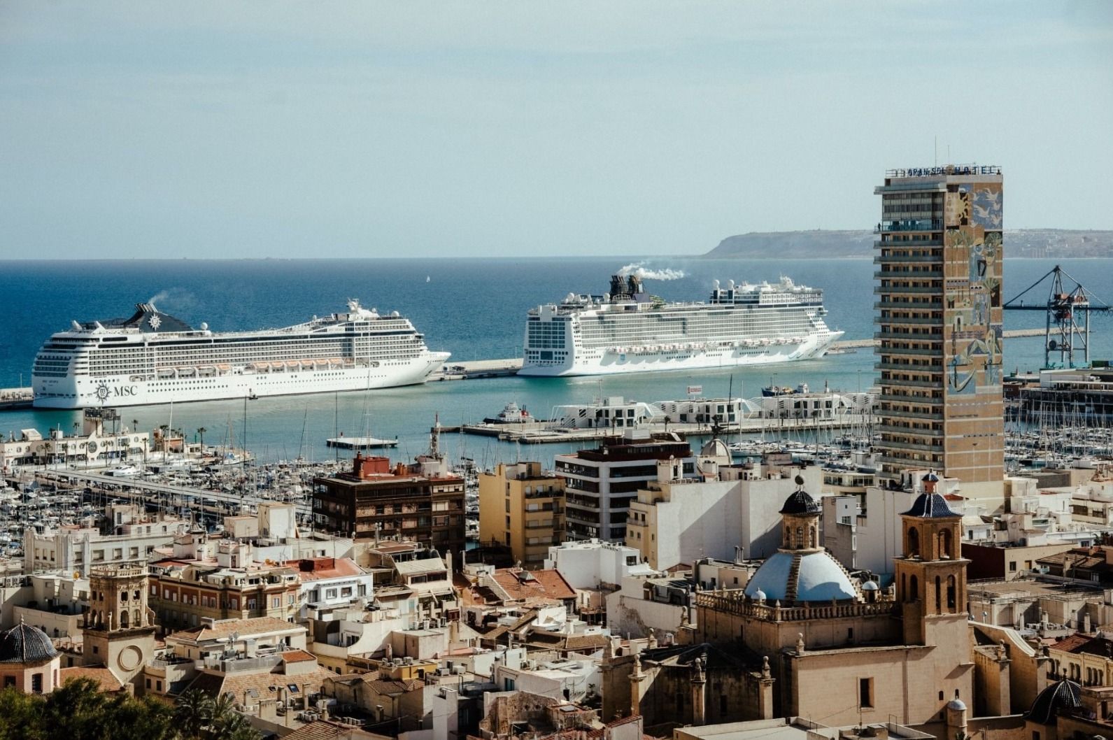 Creuers atracats en el port d'Alacant