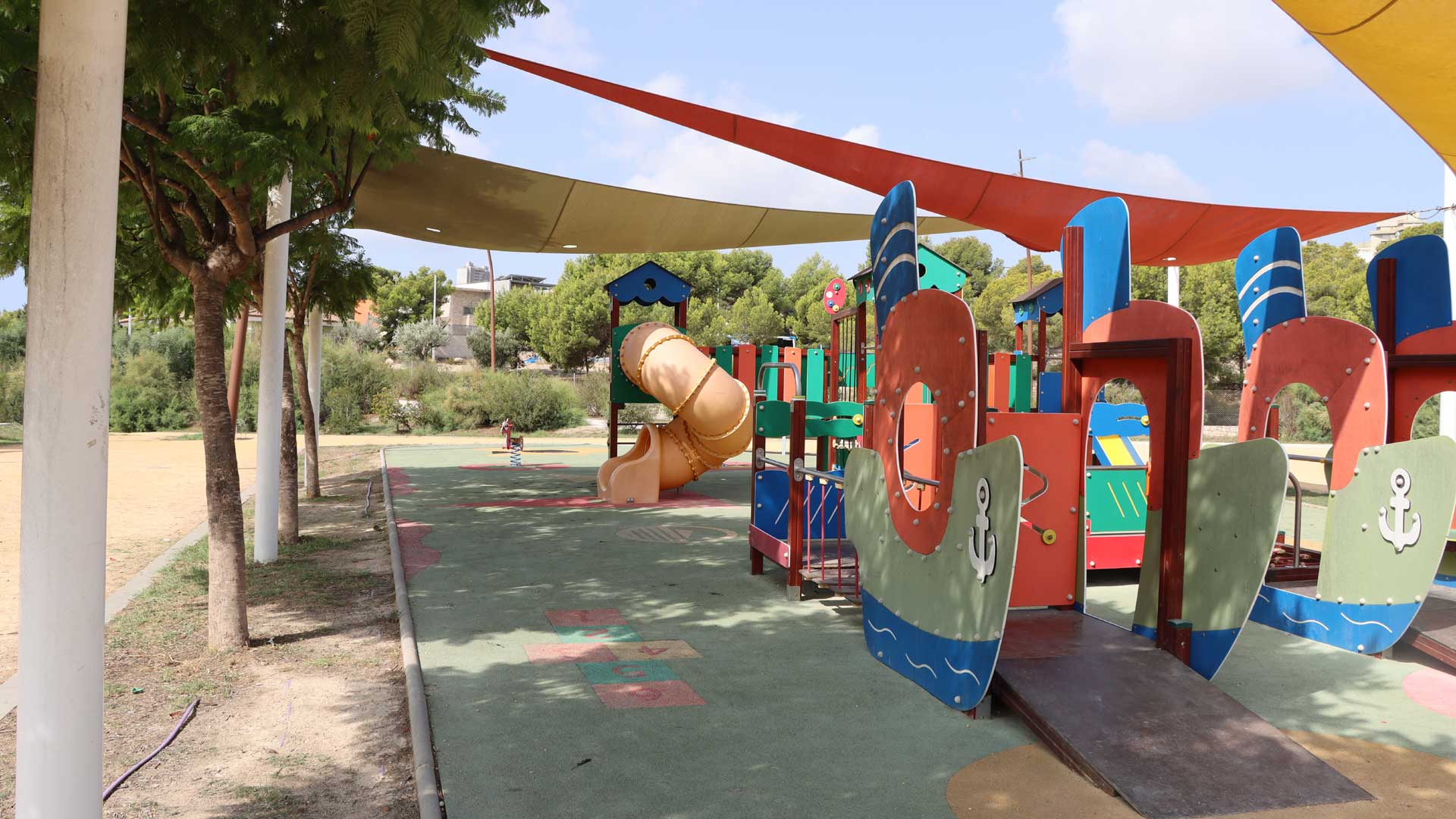 Parque infantil en la ciudad de Benidorm