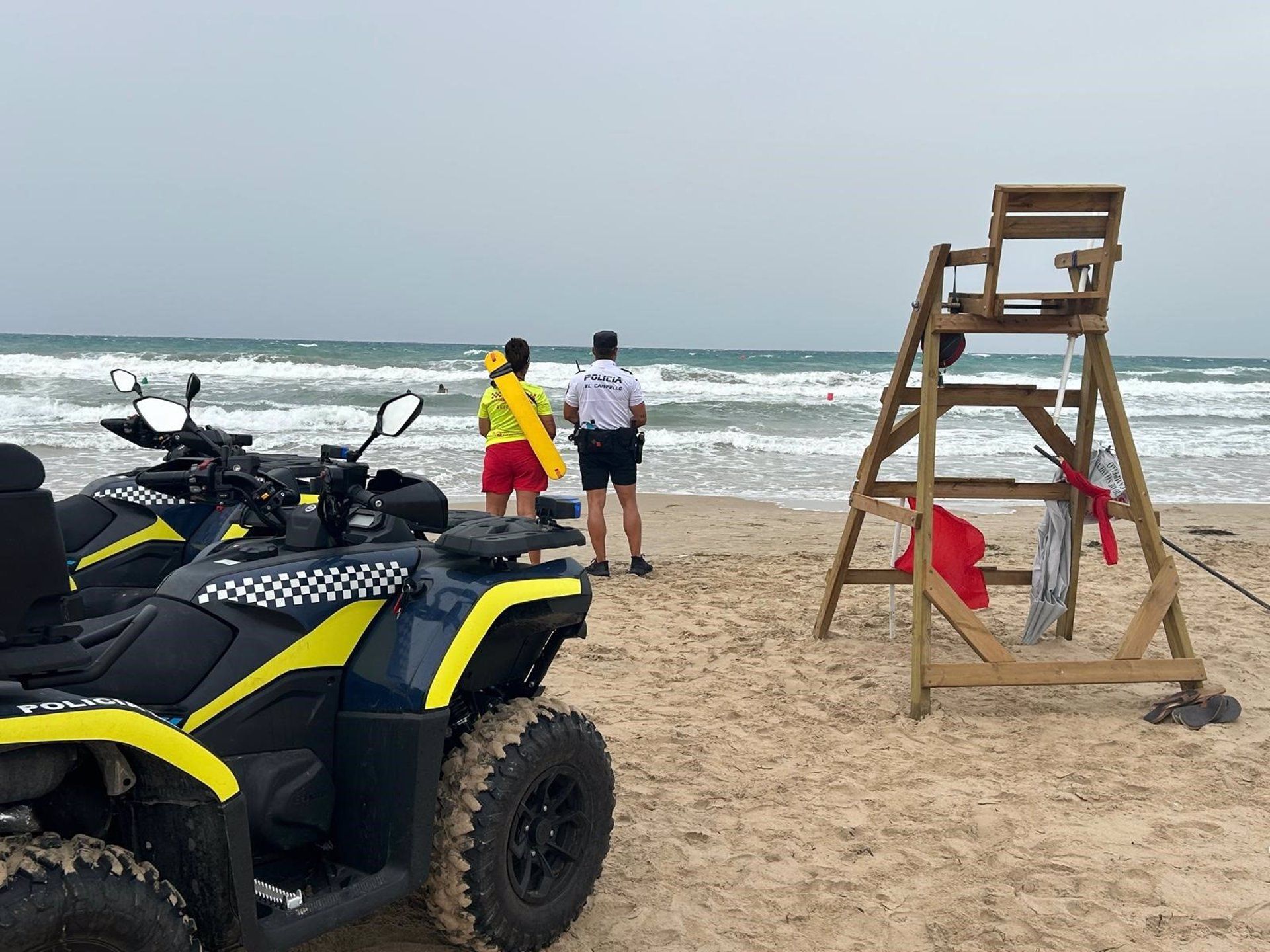 Un socorrista i un policia local en la riba d'una platja de El Campello