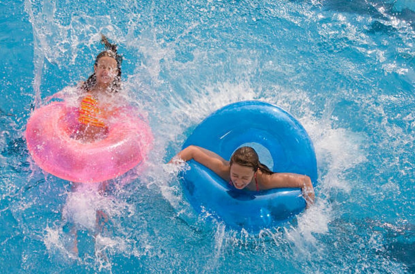 Dos personas disfrutan en una piscina